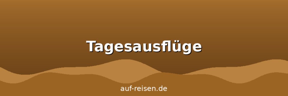 Wanderer auf einem Bergweg mit Aussicht über ein grünes Tal