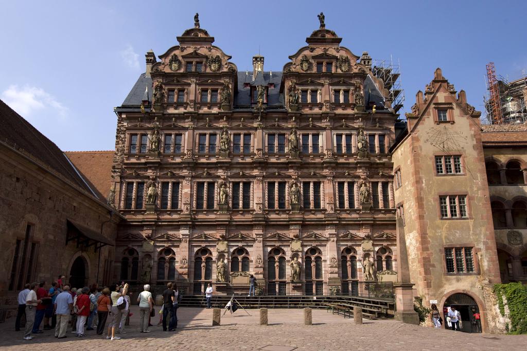 Schloss Heidelberg – Die romantische Schlossruine thront majestätisch über Heidelbergs Altstadt und dem Neckar